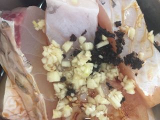 3、豉汁鱼腩,加入酱油、老抽、油、其中的一份豆豉蒜头末，捞均匀，腌制30分钟