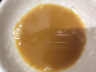 4、豉汁鱼腩,加入酱油、水搅拌均匀