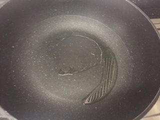 5、豉汁鱼腩,中火热锅，倒入油