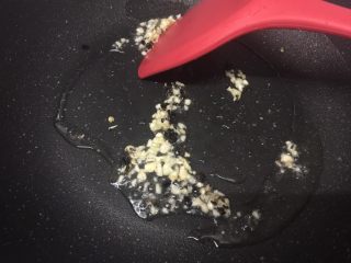 6、豉汁鱼腩,放入剩下的蒜头豆豉末，爆香