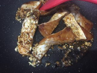 7、豉汁鱼腩,放入鱼腩