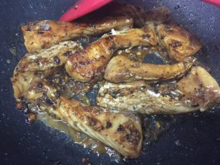 9、豉汁鱼腩,倒入芡汁