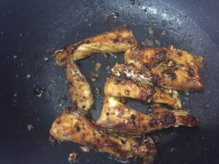 11、豉汁鱼腩,焖至金黄即可