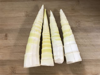 2、油焖笋  ,把剥去笋壳的笋清洗干净，切去尾部老的部分。