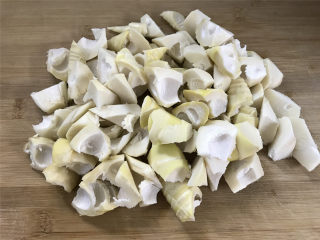 3、油焖笋  ,再把笋切成滚刀块。