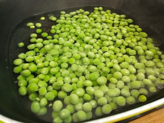 4、鸡蛋炒豌豆,开后下豌豆