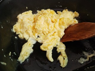 7、鸡蛋炒豌豆,倒入锅中炒成型，用锅铲划成小块