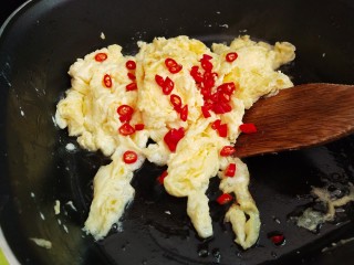 8、鸡蛋炒豌豆,下小米椒炒匀