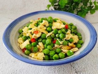 11、鸡蛋炒豌豆,鸡蛋豌豆就完成啦