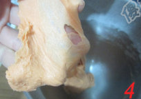 4、胡萝卜葱面包,揉面至扩展阶段,加入完全软化的黄油继续揉。