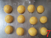 7、胡萝卜葱面包,把面团排气,平均分成12等份。再次滚圆,盖上保鲜膜松驰15分钟。