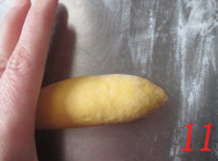 11、胡萝卜葱面包,把卷宽的两头收口处捏严,用手把两头搓尖。