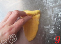 9、胡萝卜葱面包,从一侧卷起。