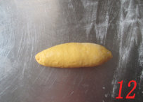 12、胡萝卜葱面包,搓成纺锤形。