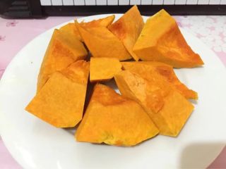 1、南瓜玫瑰花,如图南瓜洗净去皮切小块，放入蒸锅蒸20分钟，按压成南瓜泥