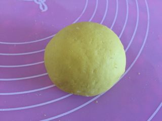 2、南瓜玫瑰花,如图酵母用温牛奶化开加入面粉和南瓜泥和成面团，放温暖处发酵两到三个小时，面团发酵至两倍大，发酵好的面团充分排气