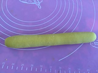 3、南瓜玫瑰花,如图揉成长条