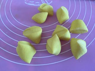 4、南瓜玫瑰花,如图分成均匀的小面团，六个一组撒适量干粉按压成饼