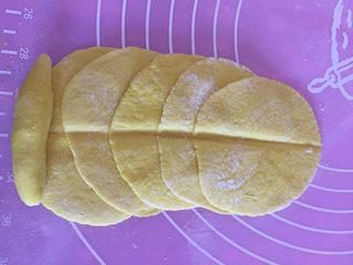 6、南瓜玫瑰花,如图将长条的面团放在一端