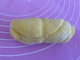 7、南瓜玫瑰花,从放入长条的一端卷起来