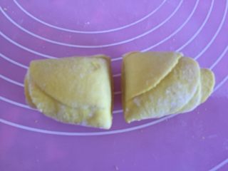 8、南瓜玫瑰花,如图用刀切开