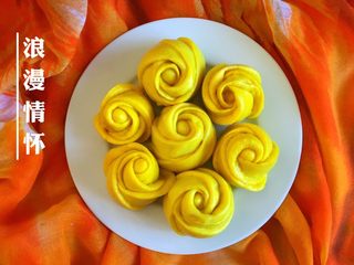 11、南瓜玫瑰花,如图美丽的南瓜玫瑰花，颜色亮丽，既好看又好吃。