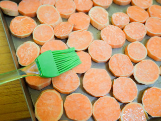 5、9个月以上辅食健康零食烤番薯片,在番薯表面再刷一层油