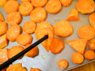 7、9个月以上辅食健康零食烤番薯片,取出用筷子插一下很容易插透说明就烤熟了