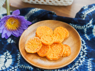 10、9个月以上辅食健康零食烤番薯片,番薯最好选择粉糯的,特别水的品种烤了不好吃