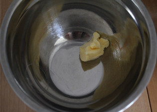 1、哄小朋友的最佳萌物——小鸡饼干,黄油软化。