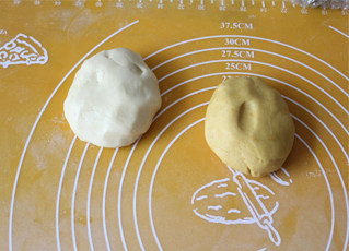 6、哄小朋友的最佳萌物——小鸡饼干,混合成面团，南瓜面团也按以上做法做好。