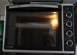 10、哄小朋友的最佳萌物——小鸡饼干,放入预热好180度烤箱，10分钟左右即可。