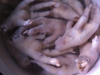 3、卤鸡爪,煮开8分钟左右捞起冲洗一遍放入冰水中