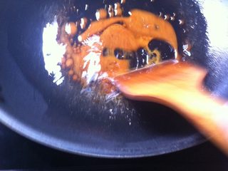 4、卤鸡爪,热油锅放入白糖，待糖成焦色