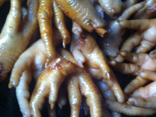 5、卤鸡爪,放入鸡爪翻炒片刻