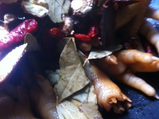 6、卤鸡爪,放入洗净的香料，盐、少许生抽翻炒