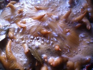 7、卤鸡爪,倒入米酒没过鸡爪，大火煮