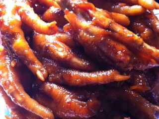 8、卤鸡爪,煮至水干用筷子夹入盘中，大料倒掉