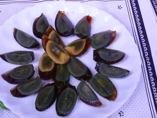 2、青椒皮蛋,皮蛋去壳每个分成四份摆入盘中（切皮蛋的刀具尽量保证无水，切出的皮蛋会比较好看）
