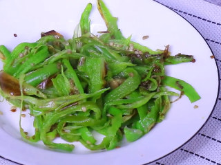 7、青椒皮蛋,青椒不烫手后撕成这样的小细条