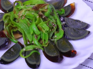 8、青椒皮蛋,把撕好条的青椒放入皮蛋碗中