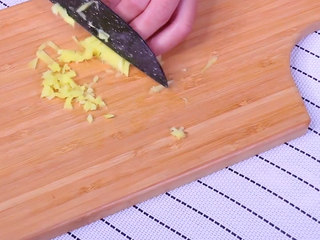 9、青椒皮蛋,姜蒜切末 小米椒切碎