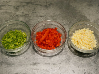 2、蒜泥鸡蛋 ,将处理好的辣椒分别切碎，大蒜切成米待用