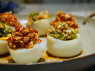 3、蒜泥鸡蛋 ,在切好的鸡蛋上淋上调好的蒜泥汁即可，一盘清爽的蒜泥鸡蛋就做好了