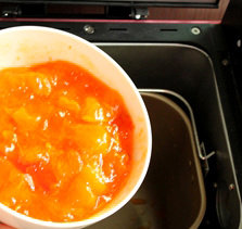 2、柿子果酱,倒入面包机