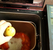 3、柿子果酱,挤入柠檬汁