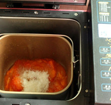 4、柿子果酱,加入糖