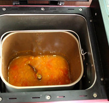 6、柿子果酱,柿子刚开始的时候是越煮越稀的感觉，好像在不断的出水，到后面的时候就慢慢收汁了，所以不用担心