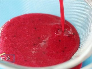 2、这绝不是天边的红日，是宝宝餐桌的美食,细目筛网过筛，虑去火龙果中的黑籽，以免宝宝不好消化