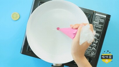 4、这绝不是天边的红日，是宝宝餐桌的美食,将面糊均匀的挤在平底锅上